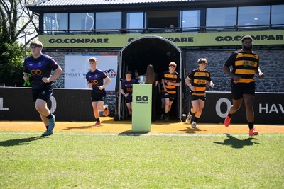 270426 - Crickhowell v Haverfordwest High - Road to Principality Finals - Boys U18s Vase - Both sides run out at the start of the match