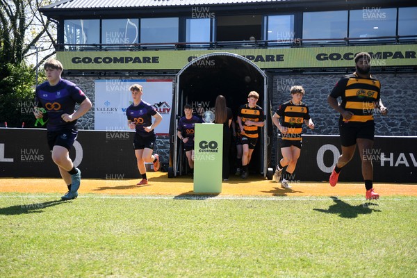 270426 - Crickhowell v Haverfordwest High - Road to Principality Finals - Boys U18s Vase - Both sides run out at the start of the match