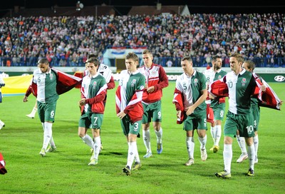 061012 - Croatia v Wales - World Cup QualifierWales players warm up before the game 