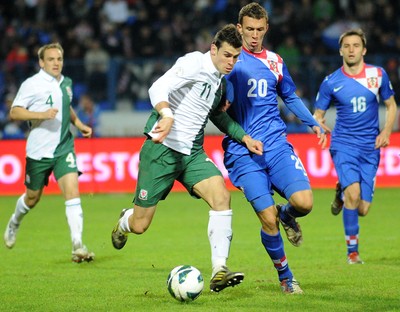 061012 - Croatia v Wales - World Cup QualifierWales' Gareth Bale is put under pressure by Croatia's Ivan Perisic 