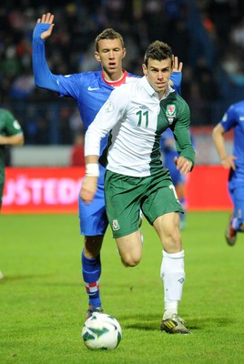 061012 - Croatia v Wales - World Cup QualifierWales' Gareth Bale breaks away from Croatia's Ivan Perisic 