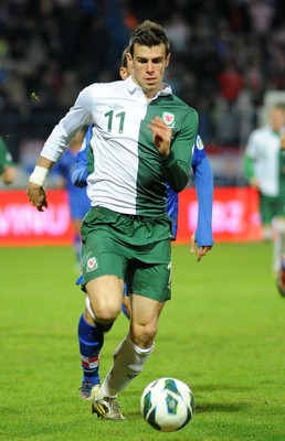061012 - Croatia v Wales - World Cup QualifierWales' Gareth Bale breaks away from Croatia's Ivan Perisic 