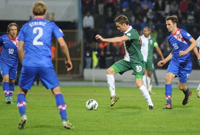 061012 - Croatia v Wales - World Cup QualifierWales' Andy King shields the ball from Milan Badelj of Croatia 
