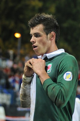 061012 - Croatia v Wales - World Cup QualifierWales' Gareth Bale shows signs of dejection after the game 