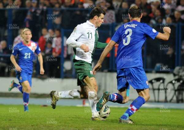061012 - Croatia v Wales - World Cup QualifierWales' Gareth Bale looks for a way past Josip Simunic 