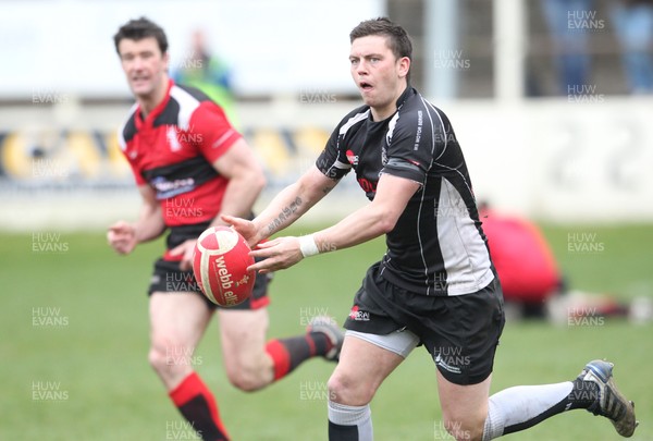 310312  Cross Keys v AberavonCross Keys Dean Gunter passes