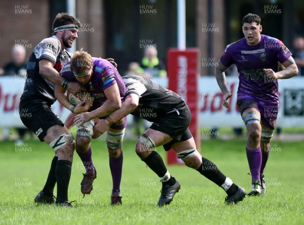 090917 - Cross Keys v Ebbw Vale - Principality Premiership - Ebbw's Cameron regan on the attack