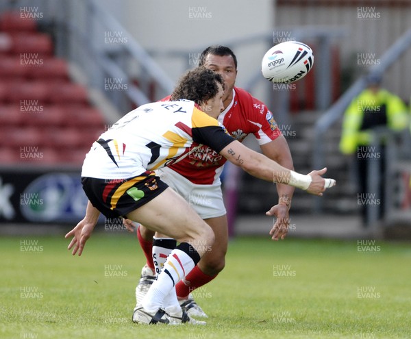 13.06.10 - Crusaders v Bradford- Engage Super League -  Crusaders Jason Chan and Bradfords Brett Kearney compete for a loose ball 