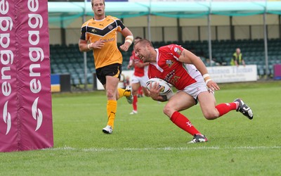 25.07.10.. Crusaders v Castleford Tigers, engage Super League -  Crusaders' Jordan James dives into score try 