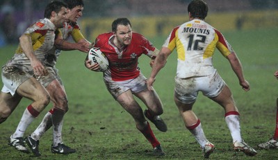 19.03.10 ... Crusaders v Catalans Dragons, engage Super League -  Crusaders' Mark Bryant takes on Catalans' Gregory Mounis  