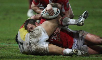 19.03.10 ... Crusaders v Catalans Dragons, engage Super League -  Crusaders' Peter Lupton eventually manages to ground the ball to score try 