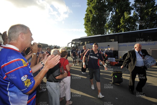 27.06.10 - Crusaders v Wakefield Wildcats - Engage Super League -  Wakefield's Danny Kirman is applauded by fans as he makes his way from the coach following a six hour journey 