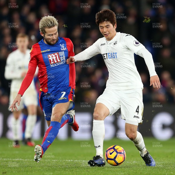 030117 - Crystal Palace v Swansea City - Premier League - Ki Sung-Yueng of Swansea City is tackled by Yohan Cabaye of Crystal Palace by Chris Fairweather/Huw Evans Agency