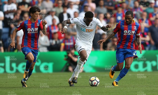 260817 - Crystal Palace v Swansea City - Premier League - Leroy Fer of Swansea City is challenged by Lee Chung-Yong and Jason Puncheon of Crystal Palace