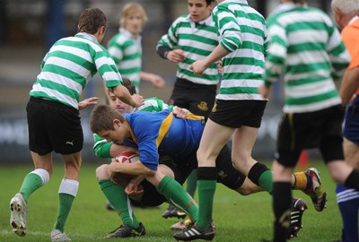 29.04.10 -  Cymer Rhondda Under 14 v Maesydderwen Under 14 - Powerade Schools Under 14 Final 2010 - Cymer Rhondda(Blues)/Maesydderwen(Green/White). 