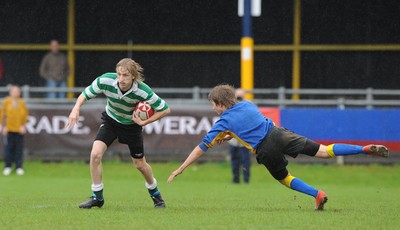 29.04.10 -  Cymer Rhondda Under 14 v Maesydderwen Under 14 - Powerade Schools Under 14 Final 2010 - Cymer Rhondda(Blues)/Maesydderwen(Green/White). 