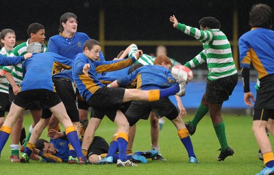 29.04.10 -  Cymer Rhondda Under 14 v Maesydderwen Under 14 - Powerade Schools Under 14 Final 2010 - Cymer Rhondda(Blues)/Maesydderwen(Green/White). 