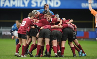 29.04.10 -  Cymer Rhondda Under 16 v Preseli Under 16 - Powerade Schools Under 16 Final 2010 - Cymer Rhondda(Blues)/Preseli(Purple). 