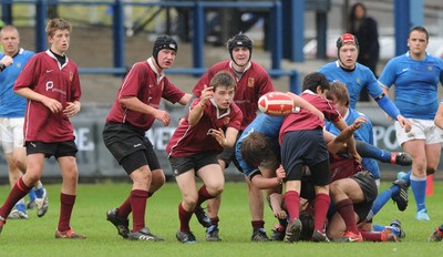 29.04.10 -  Cymer Rhondda Under 16 v Preseli Under 16 - Powerade Schools Under 16 Final 2010 - Cymer Rhondda(Blues)/Preseli(Purple). 