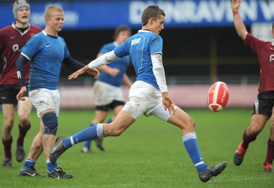 29.04.10 -  Cymer Rhondda Under 16 v Preseli Under 16 - Powerade Schools Under 16 Final 2010 - Cymer Rhondda(Blues)/Preseli(Purple). 