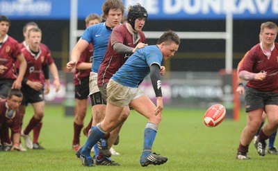 29.04.10 -  Cymer Rhondda Under 16 v Preseli Under 16 - Powerade Schools Under 16 Final 2010 - Cymer Rhondda(Blues)/Preseli(Purple). 