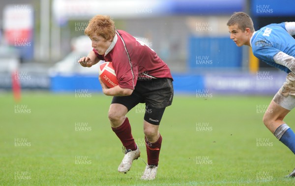 29.04.10 -  Cymer Rhondda Under 16 v Preseli Under 16 - Powerade Schools Under 16 Final 2010 - Cymer Rhondda(Blues)/Preseli(Purple). 