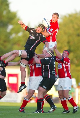 02.09.05...Llanelli Scarlets v Edinburgh Gunners, Celtic League Scarlets Dafydd Jones contests lineout with Matt Mustchin  