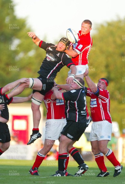 02.09.05...Llanelli Scarlets v Edinburgh Gunners, Celtic League Scarlets Dafydd Jones contests lineout with Matt Mustchin  