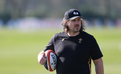 200325  Wales Women Rugby Training - Wales Women defence coach Dan Murphy during training ahead of the opening match of the Women’s 6 Nations against Scotland