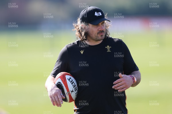 200325  Wales Women Rugby Training - Wales Women defence coach Dan Murphy during training ahead of the opening match of the Women’s 6 Nations against Scotland