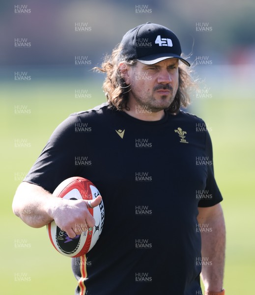 200325  Wales Women Rugby Training - Wales Women defence coach Dan Murphy during training ahead of the opening match of the Women’s 6 Nations against Scotland