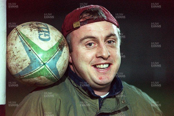 110397 - Picture shows Pontypool RFC coach David Bishop during a training session