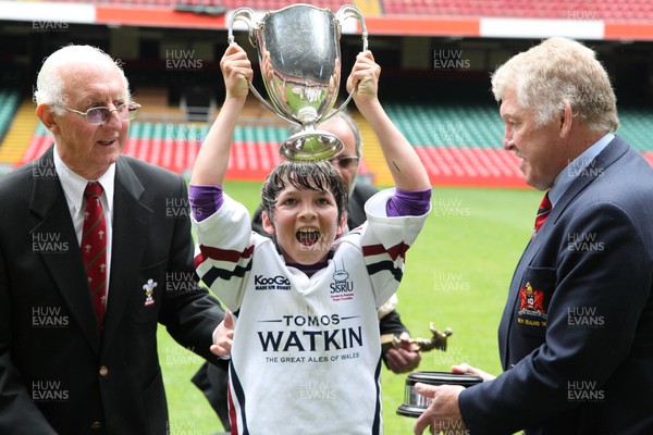 07.05.11 Pontypool v Swansea, DC Thomas Cup... Swansea's captain Sam Cambriani receives the DC Thomas Cup of Graham Price. 