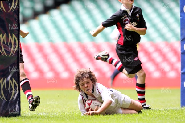 07.05.11 Pontypool v Swansea, DC Thomas Cup Swansea's Bradleys Dentey scores try. 