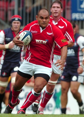 19.08.06 - Scarlets v Gloucester -  Scarlet's Deacon Manu finds a gap 