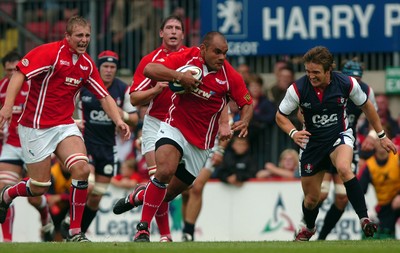 19.08.06 - Scarlets v Gloucester -  Scarlet's Deacon Manu finds a gap 