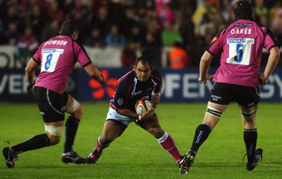 06.10.06 - Newcastle Falcons v Llanelli Scarlets - EDF Energy Cup - Scarlets Deacon Manu tries to get past Jason Oakes(rt) and Phil Dowson 