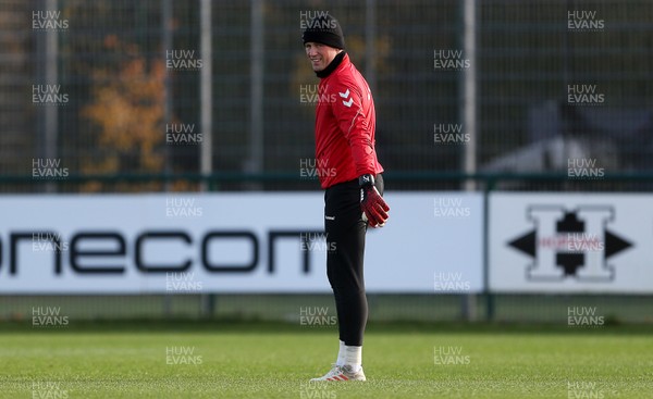 131118 - Denmark Football Training - Keeper Kasper Schmeichel during training