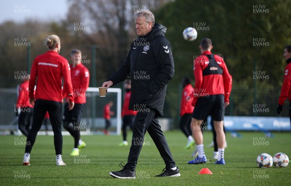 131118 - Denmark Football Training - Manager Age Hareide during training