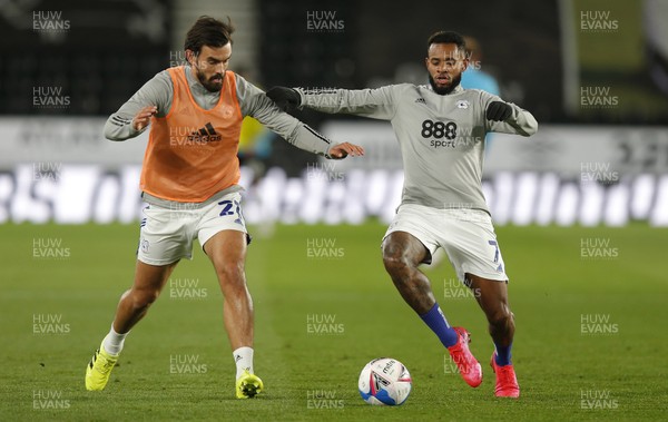 281020 - Derby County v Cardiff City - Sky Bet Championship - Leandra Bacuna of Cardiff and Marlon Pack of Cardiff warming up