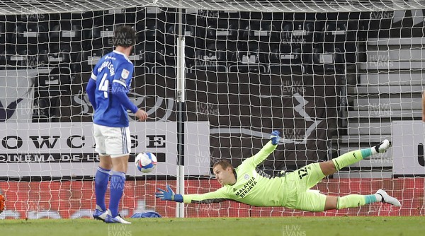 281020 - Derby County v Cardiff City - Sky Bet Championship - Goalkeeper Alex Smithies of Cardiff makes a save in the 1st half