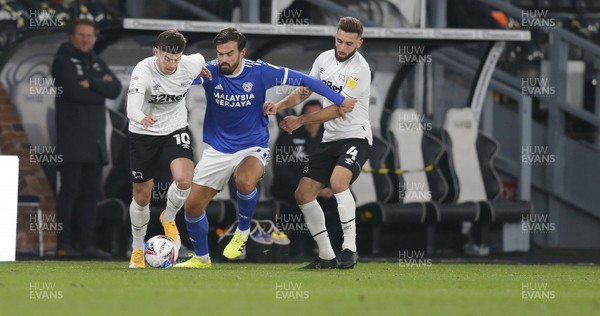 281020 - Derby County v Cardiff City - Sky Bet Championship - Marlon Pack of Cardiff is tackled by Graeme Shinnie of Derby and Tom Laurence of Derby