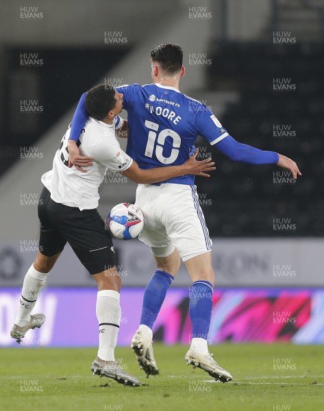 281020 - Derby County v Cardiff City - Sky Bet Championship - Kieffer Moore of Cardiff and Curtis Davies of Derby