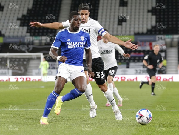 281020 - Derby County v Cardiff City - Sky Bet Championship - Sheyi Ojo of Cardiff takes the ball away from Curtis Davies of Derby