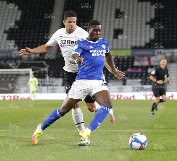 281020 - Derby County v Cardiff City - Sky Bet Championship - Sheyi Ojo of Cardiff takes the ball away from Curtis Davies of Derby