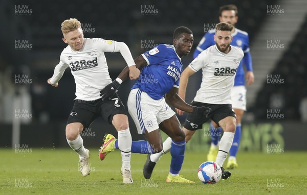 281020 - Derby County v Cardiff City - Sky Bet Championship - Sheyi Ojo of Cardiff is tackled by Kamil Jozwiak of Derby
