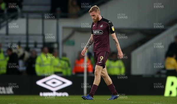 011218 - Derby County v Swansea City - SkyBet Championship - Dejected Oli McBurnie of Swansea City