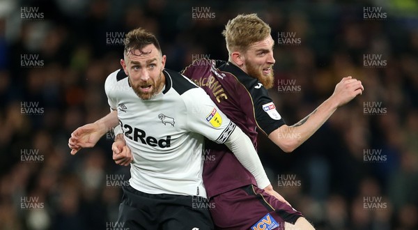 011218 - Derby County v Swansea City - SkyBet Championship - Richard Keogh of Derby and Oli McBurnie of Swansea City for up for the ball