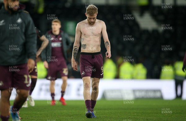 011218 - Derby County v Swansea City - SkyBet Championship - Dejected Oli McBurnie of Swansea City at full time