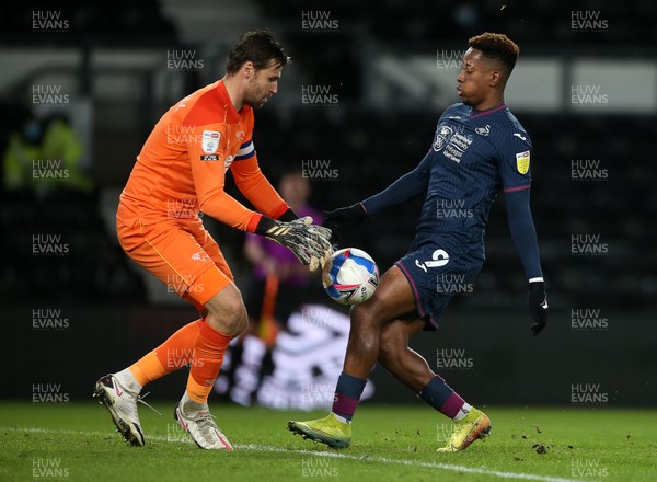 161220 - Derby County v Swansea City - SkyBet Championship - Jamal Lowe of Swansea City can't get to the ball before David Marshall of Derby County